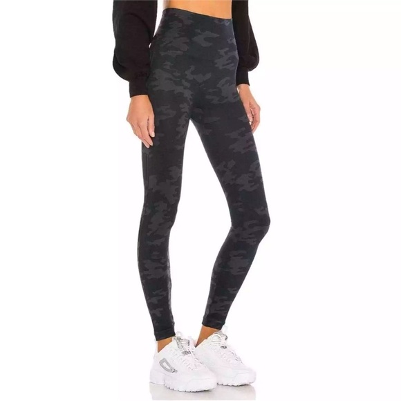 SPANX Pants - SPANX • Women’s Camo Seamless High Waisted 7/8 Length Leggings Size Medium